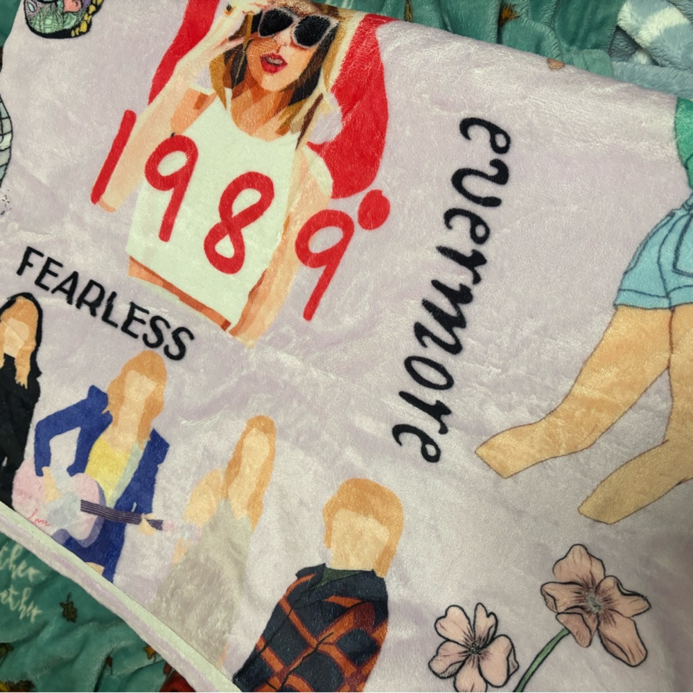 NWOT Taylor Swift Throw Blanket 🫶🏼✨💜